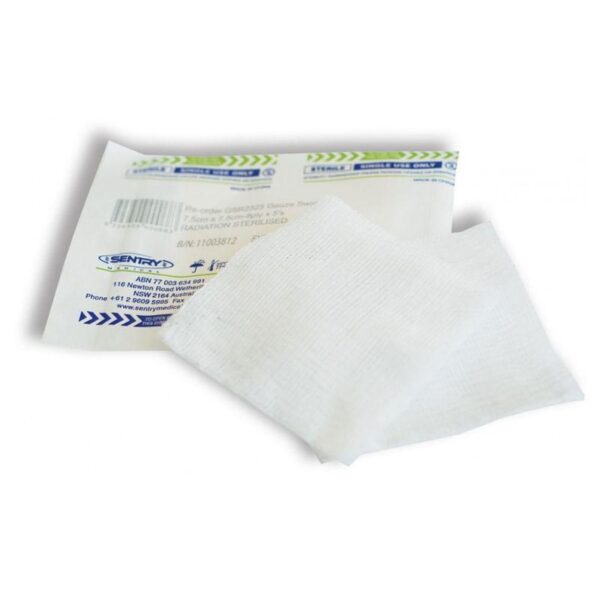 White, rectangular gauze swabs 3 pack